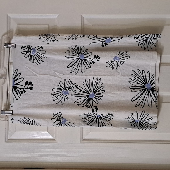 Sisley skirt size 42/6 white w/blue flowers - Picture 6 of 7